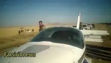 یک هواپیمای فوق سبک در شالیزار فرود آمد 