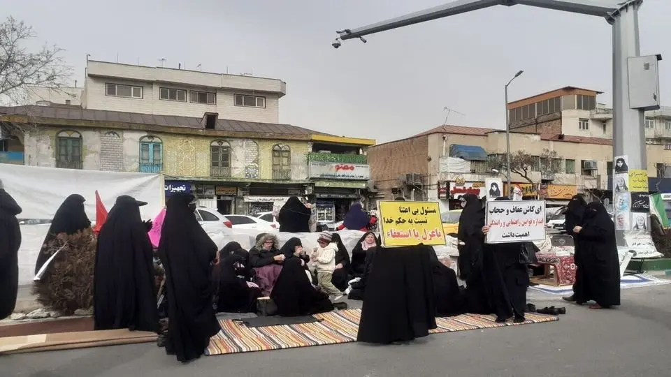 تحصن کنندگان ‘حجاب’ مقابل مجلس با ورود نیروهای انتظامی، متفرق شدند + ویدیو
